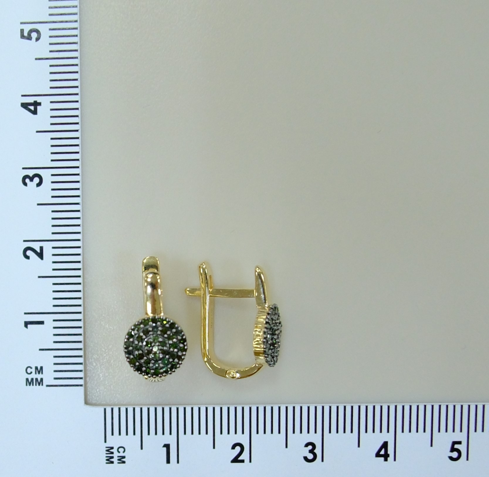 Серебряные серьги зелеными бриллиантами